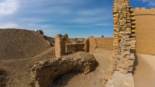 Antik tuğla kalıntıları berrak mavi gökyüzü altında, tarihi mimari ve arkeolojik önemi sergiliyor..