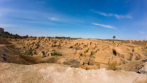 Açık mavi gökyüzünün altında, çöl manzarasında antik kalıntılar..