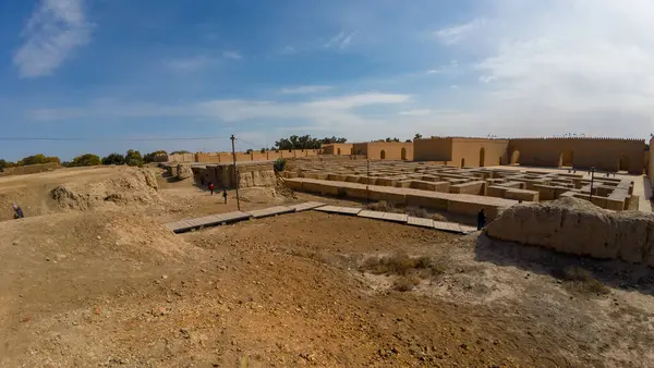 Açık mavi gökyüzü altında labirent benzeri yapılara sahip antik kalıntılar..