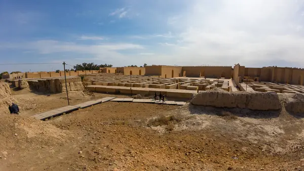 Gökyüzünün altında kalıntıları ve yolları olan antik bir arkeolojik alanın panoramik görüntüsü..