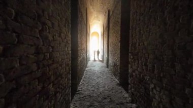 Irak 'ın Babil şehrinde kemerli tavanla dar tuğla koridoru.