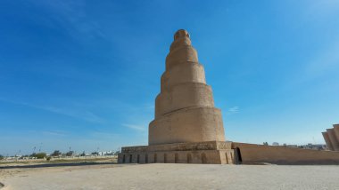 Eşsiz konik şekilli büyük, sarmal bir minare berrak mavi bir gökyüzünün altında duruyor. Yapı tuğladan yapılmıştır ve bir dizi yükselen rampaları vardır. Çevre alanı açık ve asfalt..