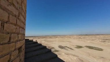Eski bir spiral minareye tırmanmak ve mavi gökyüzünün altında tatlı manzarası