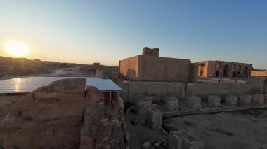 Çöl manzarasında antik kalıntılar, Hatra Irak