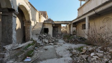 Harap olmuş, terk edilmiş, moloz ve molozlarla dağılmış bir bina..