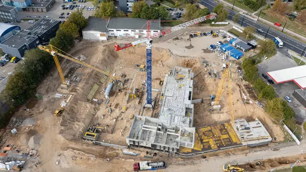 Vinçleri ve bina temelleri olan bir inşaat alanının havadan görüntüsü.