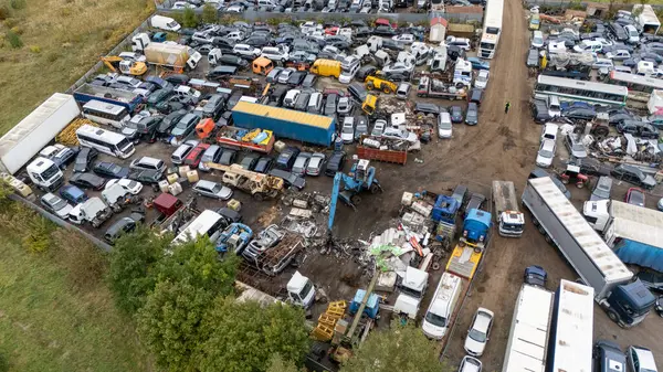 Kalabalık bir hurdalığın hava manzarası, sayısız araba, kamyon ve hurda metal..