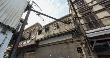 Eski, yıpranmış binalar destekleyici kirişler ve şehir ortamında bozulmakta olan cepheler. Şam 'ın eski kasabasında