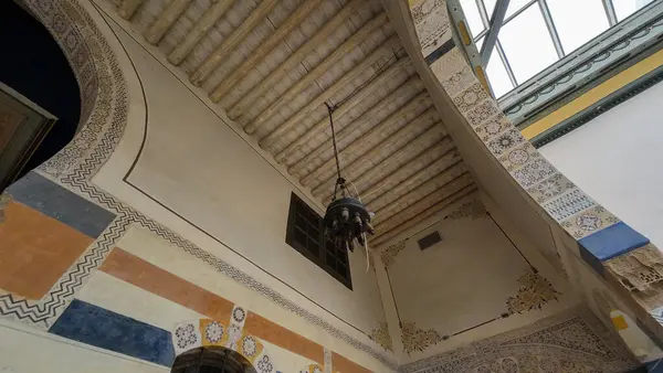 Süslü tasarımları ve avizesi olan geleneksel Orta Doğu mimarisi. Şam 'ın eski kasabasında