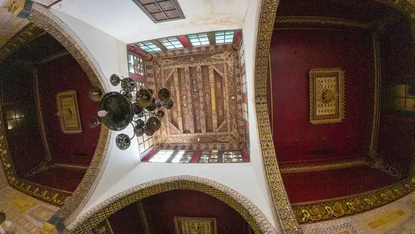 Karmaşık desenlerle süslü bir tavan ve tarihi bir binada büyük bir avize. Şam 'ın eski kasabasında