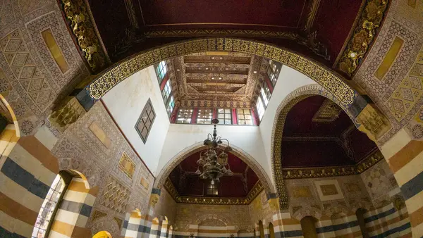 Süslü kemerleri, renkli vitray pencereleri ve duvarlarında ve tavanında detaylı geometrik desenleri olan tarihi bir caminin iç kısımları. Şam 'ın eski kasabasında