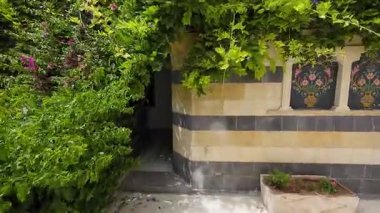 Yeşillik ve ahşap mimari unsurları olan geleneksel tarihi bir ev. Şam 'ın eski kasabasında