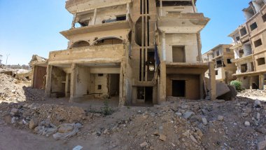 Harap olmuş, harabeye dönmüş bir bina ıssız bir bölgede enkaz ve molozlarla dolu. Suriye 'nin Şam Jobar ilçesinde