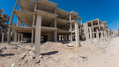 Terk edilmiş beton bina ıssız bir alanda yapım aşamasında. Suriye 'nin Şam Jobar ilçesinde