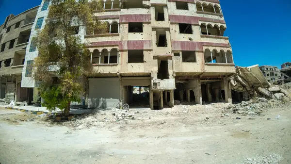 Bir kentsel alanda görünür hasar ve enkaz olan savaştan zarar görmüş bir bina. Suriye 'nin Şam Jobar ilçesinde
