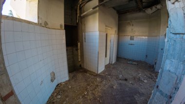 Terk edilmiş, harap olmuş, boyası dökülen ve fayansları kırık bir oda..