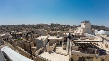 Açık mavi gökyüzü altında tarihi mimari ile Orta Doğu şehir manzarası panoramik görünümü. Halep Şehri, Suriye.