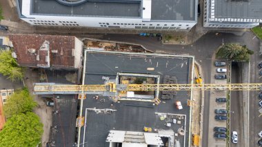 Vinçli ve binalı bir inşaat alanının havadan görüntüsü..