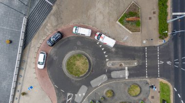 Park halindeki araçlar ve yaya yollarıyla kavşağın hava görüntüsü..