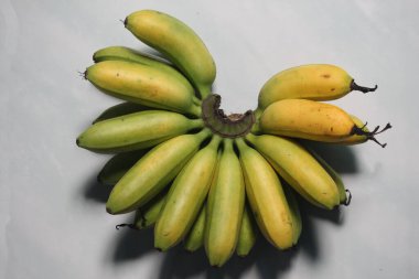 Yakın plan olgun muzlar sararmaya başlıyor. 