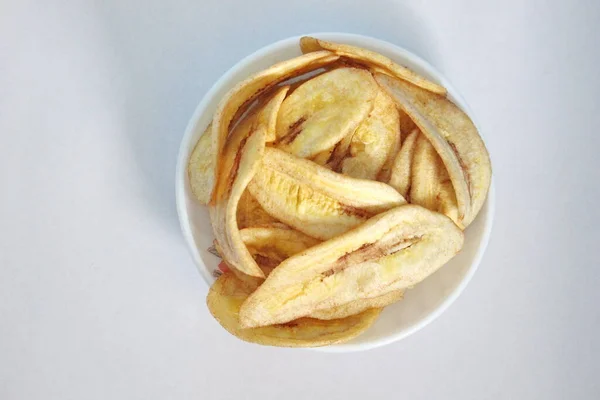 Patatine Banana Piatto Bianco Sfondo Bianco Pronto Vendita — Foto Stock