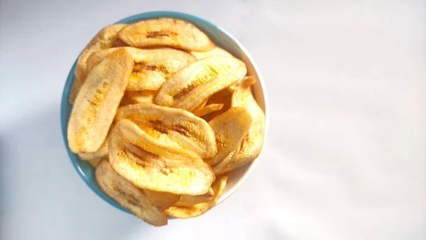 Banán Chips Egy Kék Fehér Tál Fehér Háttér Készen Eladó — Stock Fotó