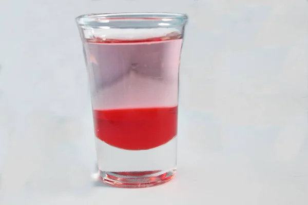 Красный Напиток Маленьком Стакане Который Свеж Пьян Продан — стоковое фото