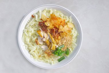 Soto Ayam (sarı tavuk çorbası) Endonezya 'da popüler bir geleneksel yemektir.