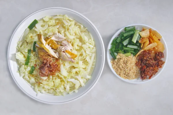 Soto Ayam (sarı tavuk çorbası) Endonezya 'da popüler bir geleneksel yemektir.