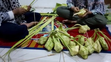 Ketupat, Endonezya 'da geleneksel bir yiyecek. Kurban Bayramı' nda servis ediliyor.