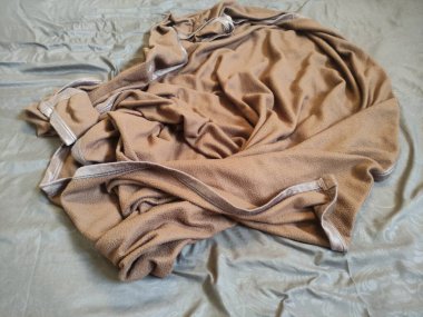 Yatağın üzerindeki battaniyenin dokusunu.