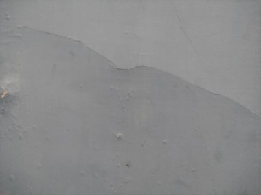 Duvarların dokusu çatlamış, çatlamış ve hava yüzünden kabarcıklanmış ve zamanla onarılması gerekiyor.