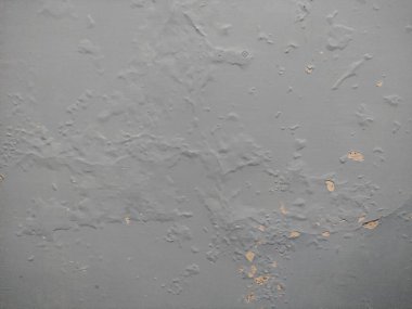 Duvarların dokusu çatlamış, çatlamış ve hava yüzünden kabarcıklanmış ve zamanla onarılması gerekiyor.