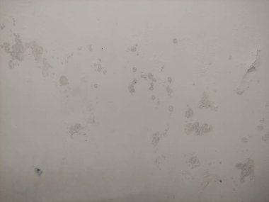 Duvarların dokusu çatlamış, çatlamış ve hava yüzünden kabarcıklanmış ve zamanla onarılması gerekiyor.