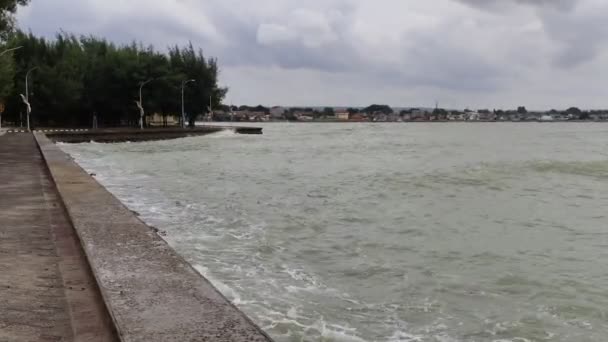 Μεγάλα Κύματα Παραθαλάσσιο Τουριστικό Σημείο Που Πρόκειται Βρέξει — Αρχείο Βίντεο
