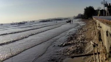 Sabahları limanın atmosferi sahile yanaşmış balıkçı tekneleriyle doludur.