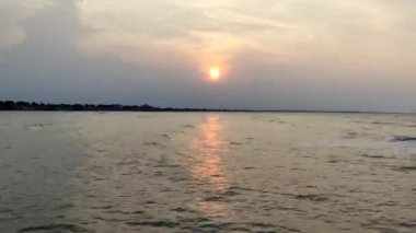 Tuban, Doğu Java, Endonezya 'daki Boom Beach' te gün batımı videosu