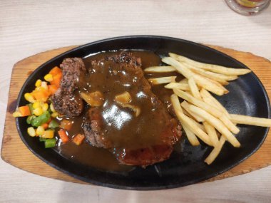 Biftek, ızgara baharat, patates kızartması ve havuç ezmesi karışımı.