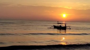 Java, Endonezya 'nın kuzey kıyısına demir atmış bir balıkçı teknesi.