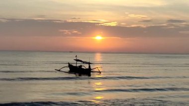 Java, Endonezya 'nın kuzey kıyısına demir atmış bir balıkçı teknesi.