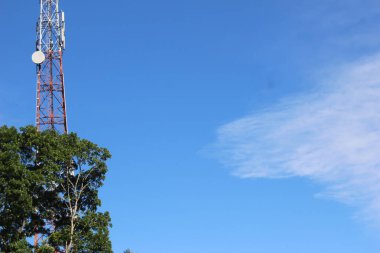 Telekomünikasyon kule mavi gökyüzü arka plan ile