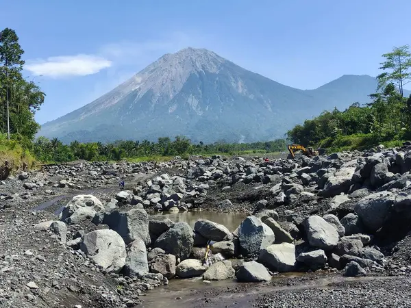 Gün boyunca Semeru Dağı 'nda nehir önü var.