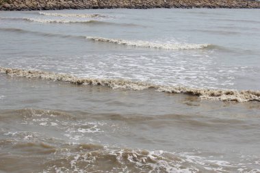 Gün boyunca limanda kumsal dalgaları