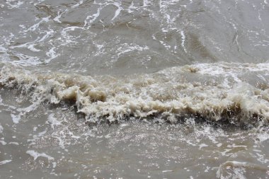 Gün boyunca limanda kumsal dalgaları