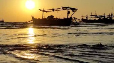 Öğleden sonra, gün batımında demirli balıkçı tekneleri