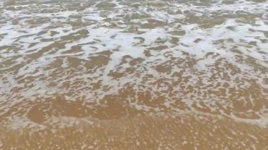 Tropikal bir plajda gün boyunca kumsal dalgaları 