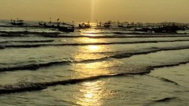 Sabahın erken saatlerinde balıkçı tekneleri demir atmış, deniz dalgalarının çekilmesini bekliyorlar.
