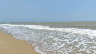 Tropikal bir plajda gün boyunca kumsal dalgaları