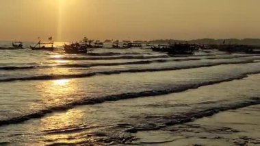 Sabahın erken saatlerinde balıkçı tekneleri demir atmış, deniz dalgalarının çekilmesini bekliyorlar. 