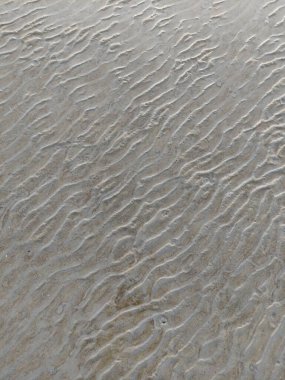 Sahilde dalga desenli ıslak kum dokusu arka plan çizimleri için uygundur.